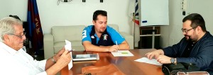 Un momento della firma dell'accordo: da sinistra Eduardo Traina, Roberto Fiore, Francesco Cappello