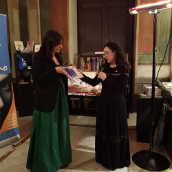 La presidentessa Matilde Todaro consegna il premio Ande 2018 a Olivia Sellerio