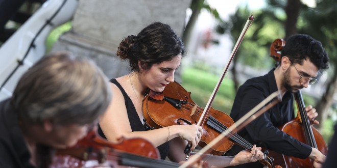 Nella foto: un'esibizione dell'Orchestra FOSS in favore degli studenti universitari siciliani ERSU